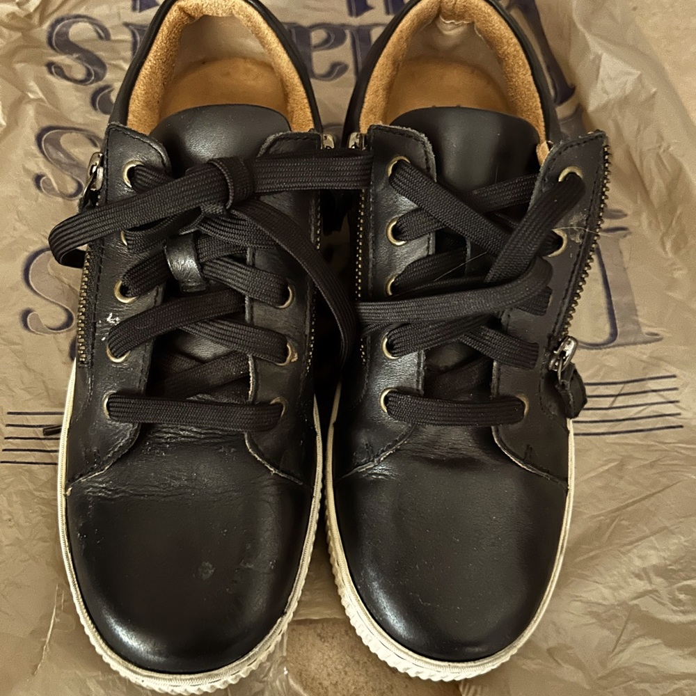 Born, size 9 sneakers !